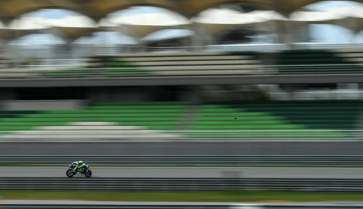 Pebalap Movistar Yamaha, Valentino Rossi, beraksi saat tes pra musim MotoGP 2016 di Sirkuit Sepang, Malaysia, (3/2/2016). (AFP/Mohd Rasfan)