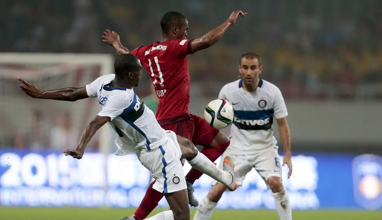 Penyerang Bayern Muenchen,Douglas Costa (Tengah) berusaha melewati hadangan dua pemain Inter Milan saat Football Summit 2015 di Stadion Shanghai, Cina, Selasa, (21/07 2015). Bayern menang atas Inter Milan dengan skor 1-0. (REUTERS/Aly Lagu)