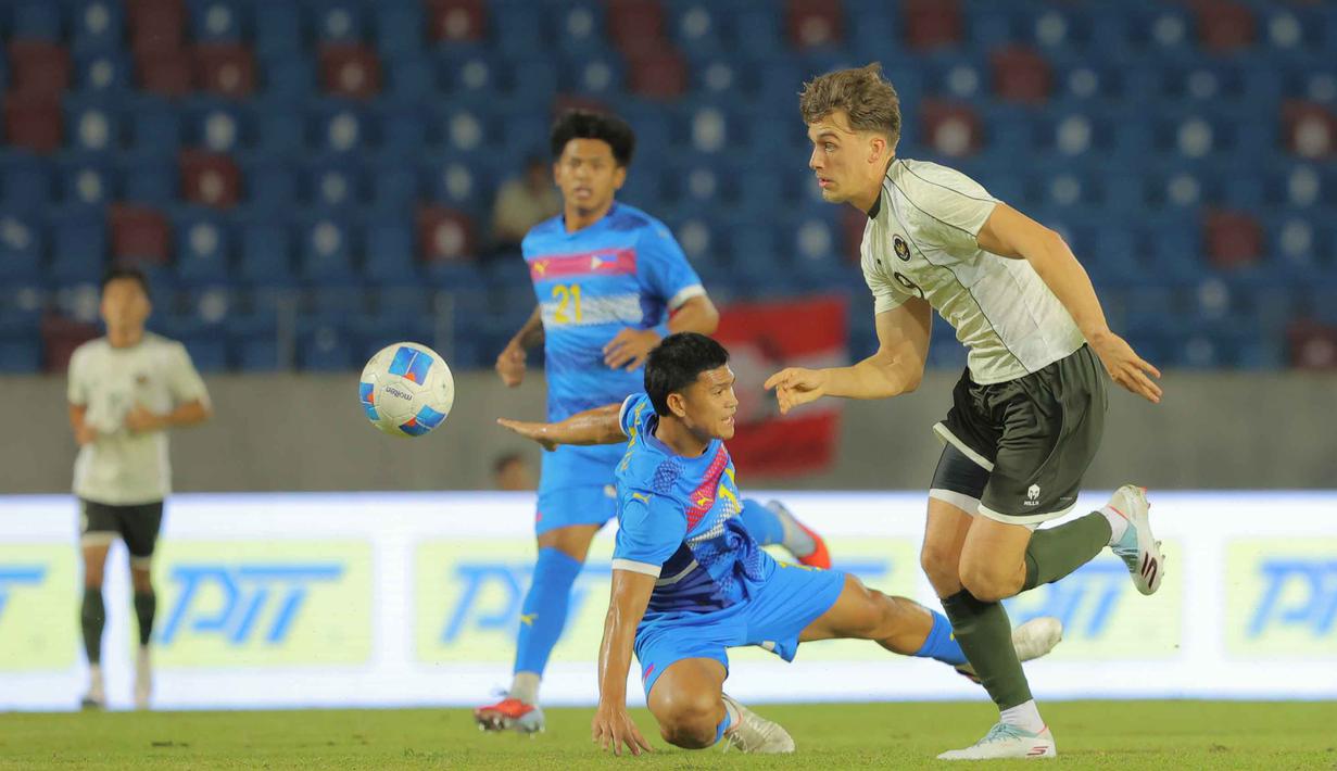 Bertanding di Stadion 700th Anniversary, Chiang Mai, Thailand, Senin (8/12/2025), skuad Garuda Muda tampil menyerang sejak awal laga. Tampak dalam foto, pemain Timnas Indonesia U-22, Mauro Nils Zijlstra saat berlaga pada laga perdana Grup C SEA Games 2025 melawan Filipina di Stadion 700th Anniversary, Chiang Mai, Thailand, Senin (8/12/2025). (Bola.com/Bagaskara Lazuardi)