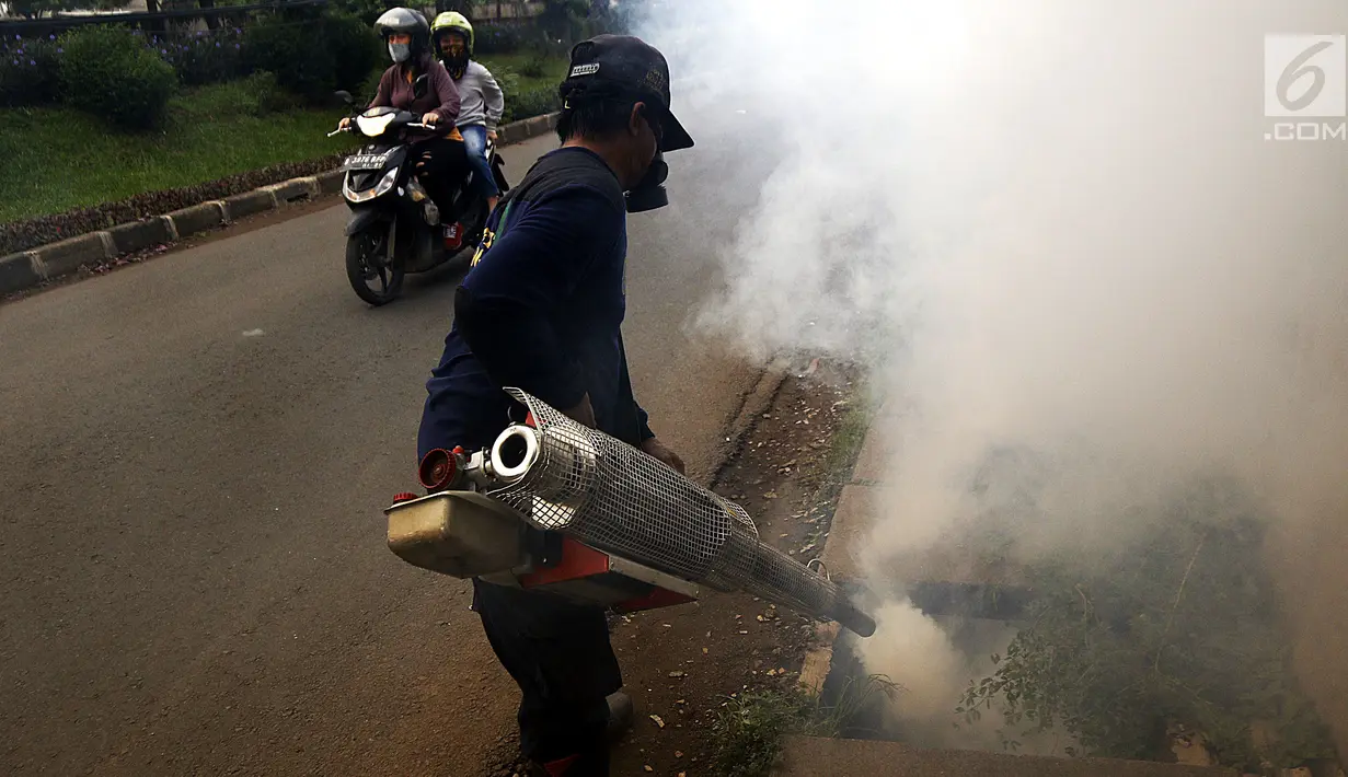 Petugas melakukan pengasapan atau fogging di permukiman warga di Jalan Delima Raya, Jakarta Barat, Selasa (30/4/2019). Pengasapan tersebut untuk mencegah penyebaran penyakit Demam Berdarah Dengue (DBD) melalui nyamuk Aedes Aegypti saat musim hujan mulai terjadi di Jakarta. (Liputan6.com/Johan Tallo)