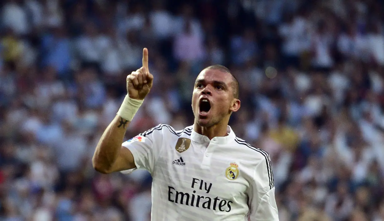 Pemain Real Madrid, Pepe, merupakan salah satu bek terbaik dunia. Tetapi, dia juga adalah pemain yang tidak disiplin dan terbilang nakal seperti menginjak Messi, menendang Javier Casquero, dan sejumlah kartu merah jadi bagian darinya. (AFP/Gerard Julien)