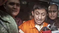 Ketua AMPG, Fahd El Fouz bin A Rafiq usai menjalani pemeriksaan di gedung KPK, Jakarta, Jumat (28/4). KPK menahan Fahd El Fouz bin A Rafiq terkait proyek kitab suci Al Quran di Ditjen Binmas Islam Kemenag tahun 2011-2012. (Liputan6.com/Helmi Afandi)
