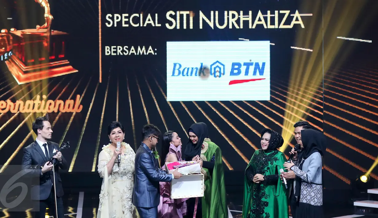 Sejumlah artis memberikan hadiah ulang tahun kepada Siti Nurhaliza di acara Golden Memories International di Indosiar, Jakarta, Kamis (12/1). (Liputan6.com/Yoppy Renato)