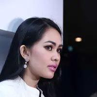 Kini akibat kejadian teror tersebut, Kartika Putri masih dalam keadaan trauma. (Nurwahyunan/Bintang.com)