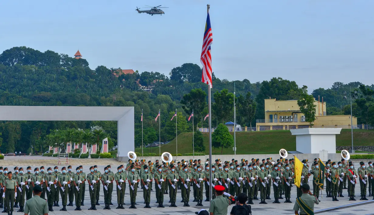 Pasukan kehormatan mengikuti latihan jelang Hari Kemerdekaan Malaysia di Putrajaya, Malaysia (28/8/2020). Malaysia akan merayakan hari kemerdekaannya pada 31 Agustus. (Xinhua/Chong Voon Chung)
