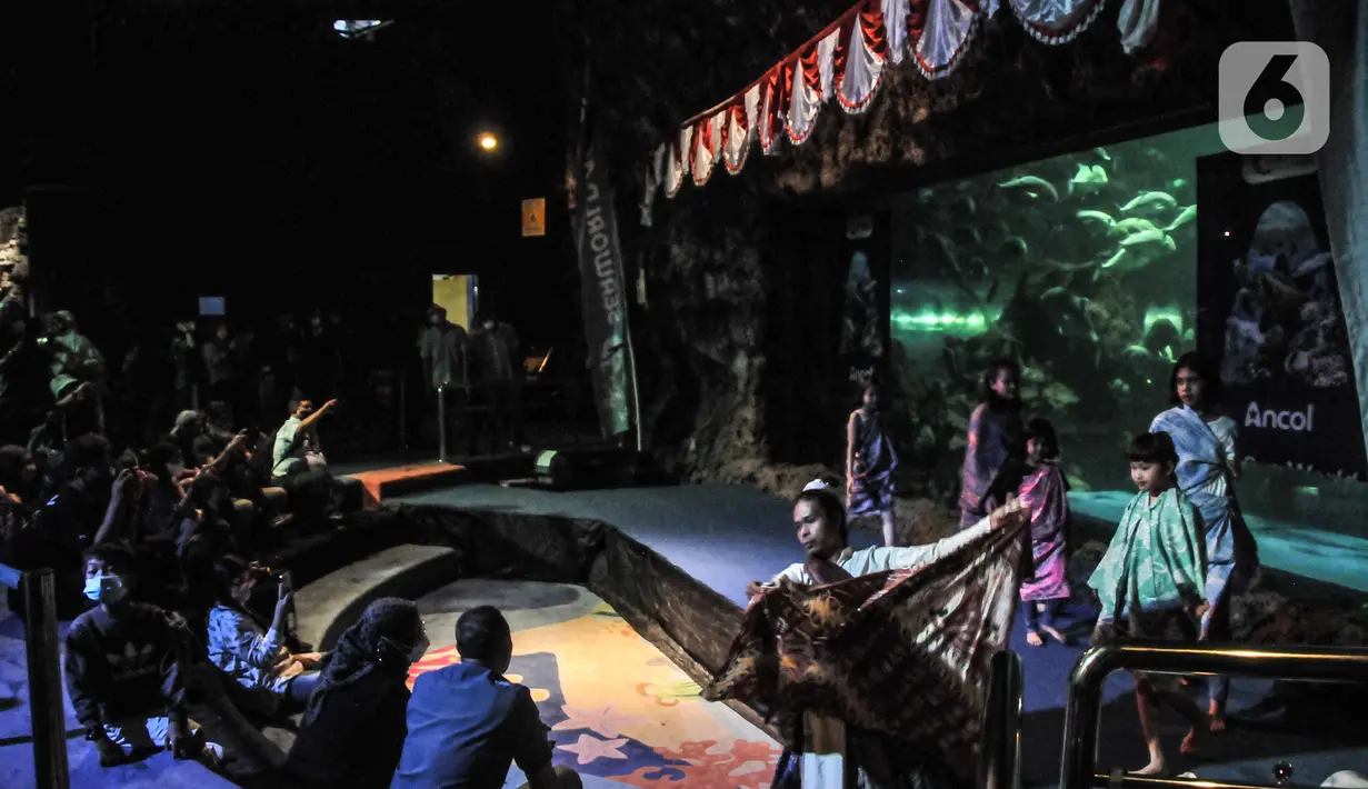 Anak-anak berjalan di catwalk saat peragaan busana batik di Sea World Ancol, Jakarta Utara, Rabu (28/9/2022). Sea World Ancol menggelar pertunjukkan bertajuk "Pekan Kolaborasi Budaya dan Sejarah" untuk menyambut peringatan Hari Batik Nasional Tahun 2022 yang akan berlangsung pada tanggal 1-9 Oktober 2022 dengan menampilkan fashion show, tarian tradisional serta atraksi bawah air. (merdeka.com/Iqbal S. Nugroho)