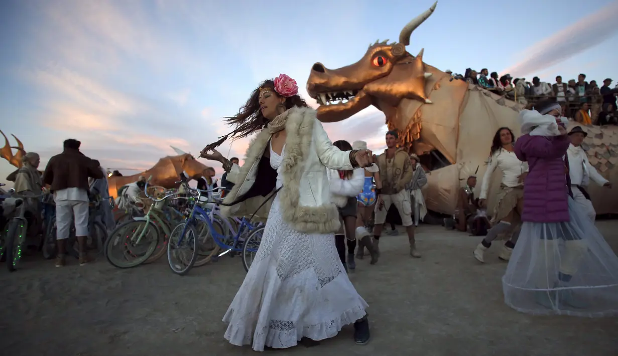 Deby Dai menari sebelum matahari terbit dalam dalam festival Burning Man 2015 di Gurun Black Rock, Nevada, (3/9/2015). Partisipan dari seluruh dunia hadiri festival seni unik ini selama sepekan. (REUTERS/Jim Urquhart)