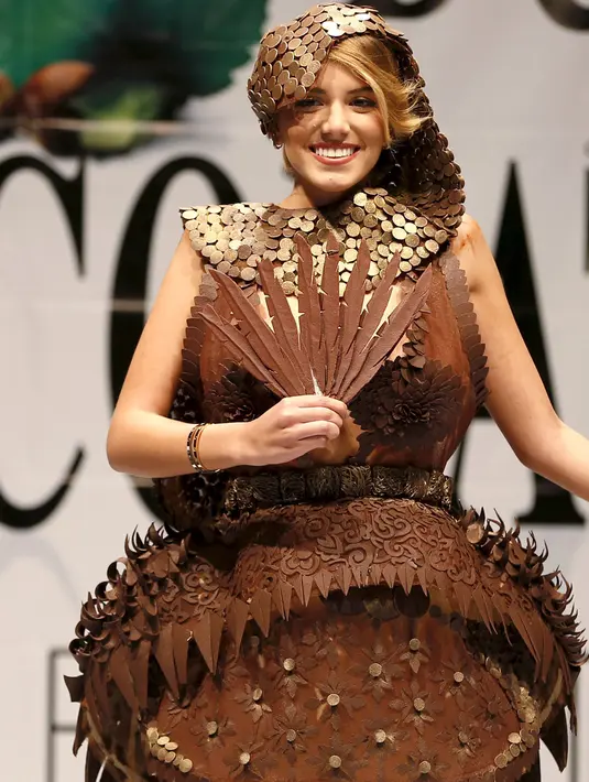 Model memakai busana yang terbuat dari cokelat  selama acara Chocolate Fashion Show di Beirut, Lebanon, Kamis (12/11/2015). Busana tersebut dibuat oleh yang dibuat oleh desainer dan koki profesional.(REUTERS/Jamal Saidi)