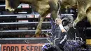 Stetson Lawrence terpental saat menunggangi Pneu-Dart Style Southern di Built Ford Tough Series Monster Energy Buck Off di Madison Square Garden, New York, AS, Jumat (6/1). (AFP PHOTO / TIMOTHY A. Clary)