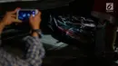 Petugas mengambil gambar kantong berisi jenazah dan serpihan pesawat Lion Air JT 610 yang jatuh di perairan Laut Utara Karawang, Jawa Barat saat dibawa menuju Posko Evakuasi, Tanjung Priok, Jakarta, Senin (29/10) malam. (Liputan6.com/Faizal Fanani)