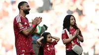 Dalam momen perpisahannya dengan Liverpool, Salah tak mampu membendung air matanya setelah perjalanannya bersama The Reds berakhir saat itu. (AFP/Paul Ellis)