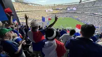 Suporter Timnas Prancis bersorak sambil mengibarkan bendera usai Les Bleus mengalahkan Swedia 3-0 pada babak 32 besar Piala Dunia 2026 di MetLife Stadium, New York, New Jersey, Selasa (30/6/2026) waktu setempat atau Rabu (1/7/2026) dini hari WIB. Kemenangan ini memastikan Prancis melaju ke babak 16 besar. (KLY Sports/Hery Kurniawan)