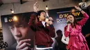 Band D'Masiv dan Rossa saat tampil dalam launching single kolaborasi D' Masiv, Rossa, dan David NOAH di Jakarta, Senin (5/3). Ketiga musisi tersebut berkolaborasi di lagu terbaru mereka yang berjudul 'Pernah Memiliki'. (Liputan6.com/Faizal Fanani)
