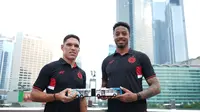 Dua pemain asing Persija Jakarta, Van Basty Sousa dan Carlos Eduardo, memamerkan miniatur bus Transjakarta dengan nuansa Persija Jakarta di bagian belakang bus. Persija Jakarta dan TransJakarta bersinergi untuk Kota Jakarta. (Dok. Persija Jakarta)