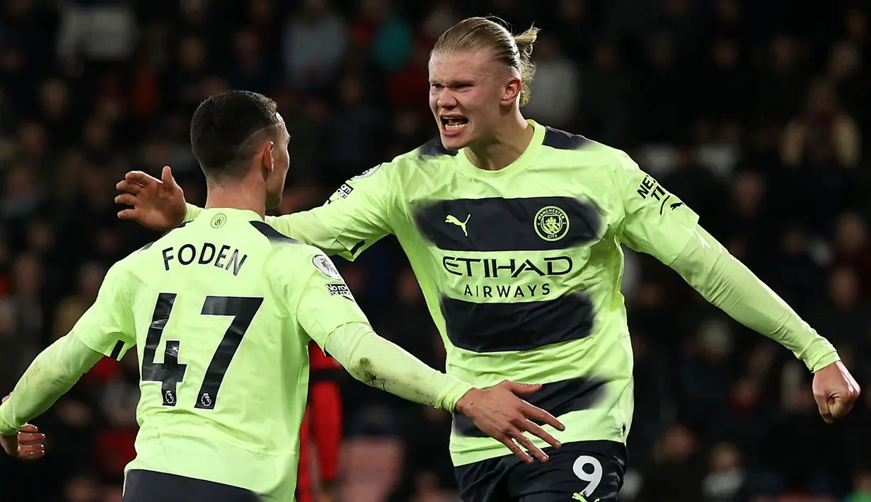 Pemain Manchester City, Phil Foden merayakan gol ke gawang Bournemouth bersama rekannya, Erling Haaland pada laga pekan ke-25 Liga Inggris 2022/2023 di Vitality Stadium Minggu (26/02/2023 WIB. The Cityzens menang dengan skor 4-1. (AFP/Adrian Dennis)