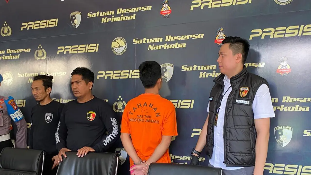 H (30), pelaku pembunuhan terhadap wanita hamil berinisial T (26) di kosan kawasan Duri Kosambi, Cengkareng, Jakarta Barat. Pelaku tega membunuh kekasihnya karena tidak mau bertanggung jawab dengan kehamilan korban. (Nur Habibie/Merdeka.com)