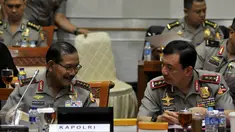 Kapolri Jenderal Pol Badrodin Haiti bersama Wakapolri Komjen Pol Budi Gunawan saat menghadiri Rapat Kerja dengan Komisi III DPR RI, di Kompleks Parlemen, Jakarta, Rabu (20/4). Salah satunya membahas kematian Siyono. (Liputan6.com/JohanTallo)