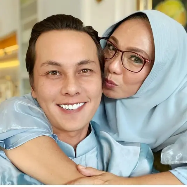 Jarang Tersorot, Ini 6 Potret Kebersamaan Andhika Pratama dan Ibunda