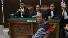 Terdakwa kasus penghancuran barang bukti dugaan pengaturan skor Joko Driyono saat menjalani sidang pembacaan tuntutan di PN Jakarta Selatan, Jakarta, Kamis (4/7/2019). JPU menuntut mantan Plt Ketua Umum PSSI itu dengan hukuman dua tahun enam bulan penjara. (Liputan6.com/Herman Zakharia)