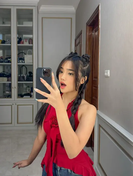 Penampilan Fuji kemudian dipadukan dengan celana jeans panjang warna biru. [@fuji_an].