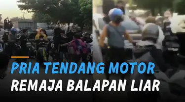 Sekelompok remaja nekat hentikan jalanan untuk balapan liar. Namun ada seorang pria yang berani menendang motor remaja balapan liar tersebut.