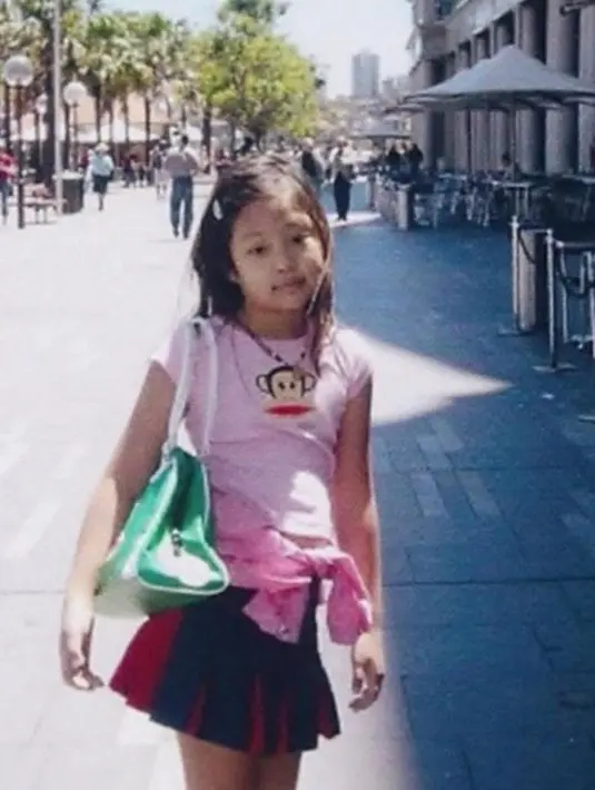 Berikutnya adalah Jennie. Dia mengenakan baju pink yang dipadukan dengan rok mini. Jennie di masa kecil memiliki bentuk wajah yang tampak lebih chubby. (Foto: Instagram/ roses_are_rosie)