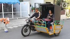 Penumpang menaiki ojek becak motor di salah satu perumahan di kawasan Meruya, Jakarta, Selasa (19/11/2019). Pesatnya perkembangan teknologi transportasi seperti ojek berbasis aplikasi, mengakibatkan keberadaan becak motor di Ibukota hampir punah. (Liputan6.com/Herman Zakharia)