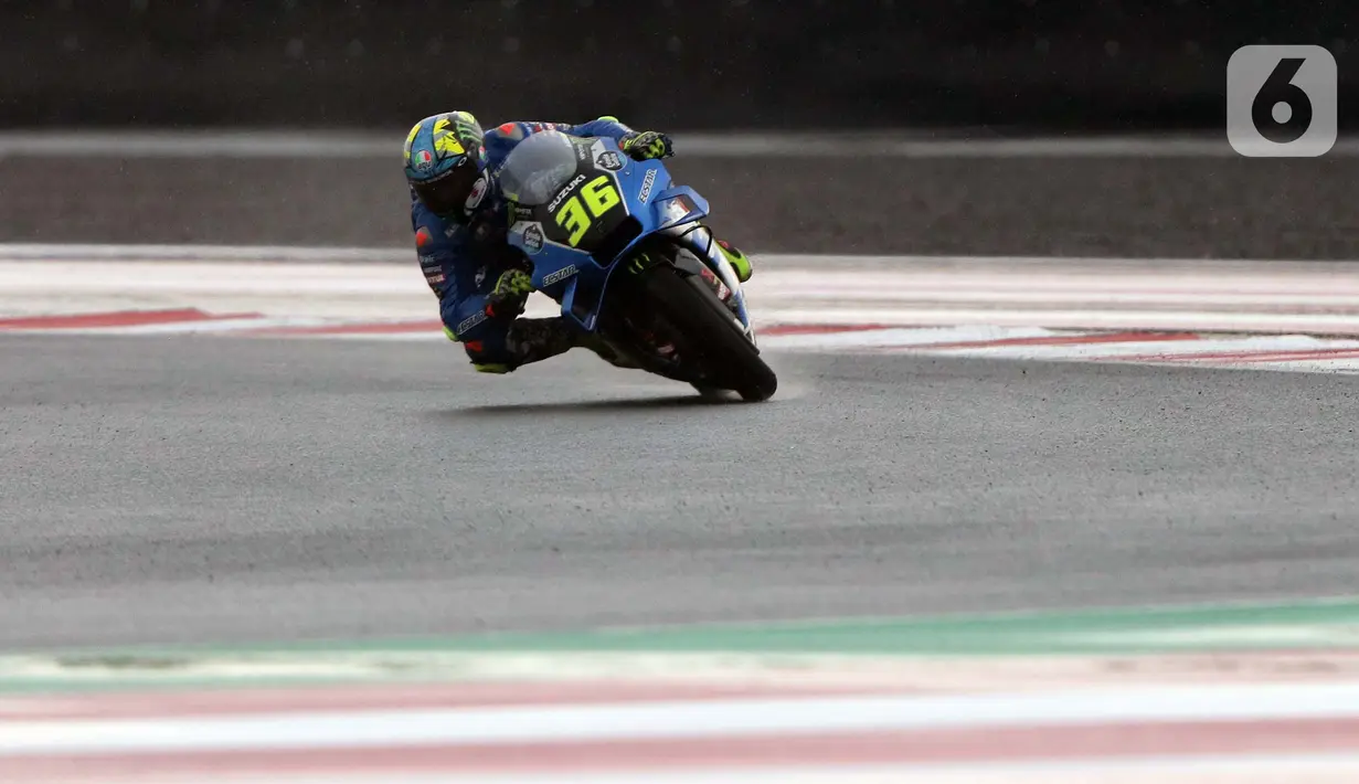 Pembalap Team Suzuki Ecstar, Joan Mir saat memacu motornya di lintasan Pertamina Mandalika International Street Sirkuit, Nusa Tenggara Barat, Minggu (20/3/2022). Pembalap Red Bull KTM Factory Racing, Miguel Oliveira menempati posisi pertama MotoGP Mandalika 2022. (Liputan6.com/Helmi Fithriansyah)