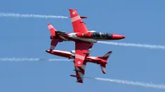 Pesawat tim aerobatik Angkatan Udara India, Suryakiran bersilangan saat mereka melakukan manuver pada hari pertama Aero India 2023 di pangkalan udara Yelahanka, Bengaluru, India, Senin (13/2/2023). Aero India adalah acara dua tahunan dengan demonstrasi terbang oleh tim pengganti dan militer serta paviliun komersial tempat perusahaan penerbangan memamerkan produk dan teknologi mereka. (AP Photo/Aijaz Rahi)