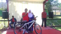 Bupati Purbalingga Tasdi membagikan dua sepeda gunung kepada para siswa SMP setempat. Apa pertanyaannya? (Liputan6.com/Gun ES)