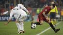 Striker AS Roma, Diego Perotti, berebut bola dengan bek Qarabag, Maksim Medvedev, pada laga Liga Champions di Stadion Olimpico, Roma, Rabu (6/12/2017). AS Roma Menang 1-0 atas Qarabag. (AP/Alessandra Tarantino)