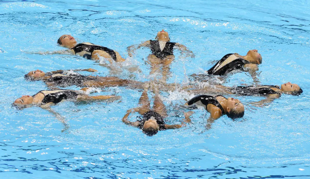 Tim renang indah Indonesia beraksi di nomor Team Technical & Free Routine SEA Games 2015. (Bola.com/Arief Bagus)