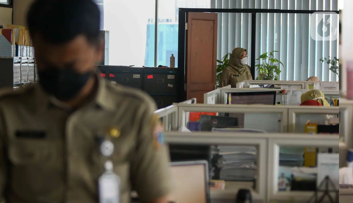 <p>Pegawai negeri sipil (PNS) melakukan aktivitas di Badan Kepegawaian Daerah (BKD), Balai Kota, Jakarta, Senin (9/5/2022). Pemprov DKI masih menerapkan kapasitas maksimal 75 persen terhadap para Aparatur Sipil Negara (ASN) yang bekerja di kantor usai Lebaran Idul Fitri 1443 H/2022 M. (Liputan6.com/Herman Zakharia)</p>