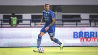 Pemain Persib Bandung, Alberto Rodriguez Martin menggiring bola pada laga lanjutan pekan ke-3 BRI Liga 1 2023/2024 antara Persib Bandung melawan Dewa United FC di Stadion Gelora Bandung Lautan Api (GBLA), Bandung, Jumat (14/07/2023). (Bola.com/Bagaskara Lazuardi)