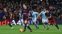 Striker Barcelona, Lionel Messi, memberikan operan kepada Luis Suarez saat mendapatkan penalti menghadapi Celta Vigo di Camp Nou, Barcelona, Senin (15/2/2016) dini hari WIB. (AFP/Josep Lago)