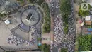 Foto udara memperlihatkan suasana sholat Idul Fitri 1442 H di masjid Raya Al Arif, Jalan Stasiun Senen, Jakarta, Kamis (13/5/2021). Seluruh umat muslim serentak melaksanakan salat Ied di sejumlah masjid dan jalan terbuka dengan menerapkan protokol kesehatan. (merdeka.com/Imam Buhori)