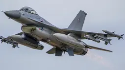 Jet Angkatan Udara Kerajaan Denmark terbang selama latihan militer NATO Crystal arrow 2022 di Latvia (11/3/2022). 2.800 tentara dari Albania, Kanada, Ceko, Italia, Islandia, Montenegro, Polandia, Slovakia, Slovenia, Spanyol, Latvia, dan AS mengikuti pelatihan. (Martins Zilgalvis/F64 via AP)