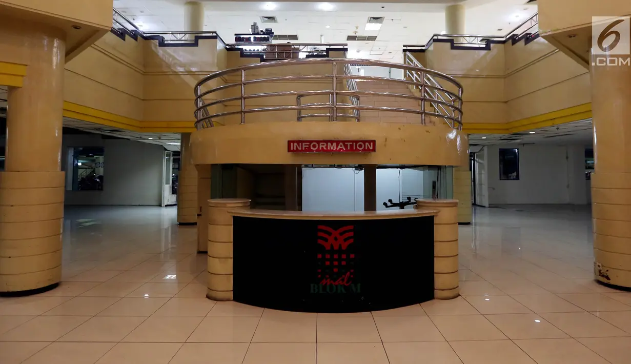 Suasana pusat perbelanjaan Blok M Mal, Jakarta Selatan, Selasa (8/1). Berkembangnya dan Maraknya pusat perbelanjaan di Ibukota Jakarta Blok M Mall semakin sepi dan berkurangnya minat pengunjung untuk berkunjung ke mall ini. (Liputan6.com/Johan Tallo)