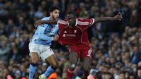 Penyerang Manchester City, Omar Marmoush (kiri) menarik baju bek Liverpool, Ibrahima Konate (kanan) selama pertandingan sepak bola Liga Primer Inggris antara Manchester City dan Liverpool di Stadion Etihad di Manchester, barat laut Inggris, pada 9 November 2025. (Darren Staples / AFP)