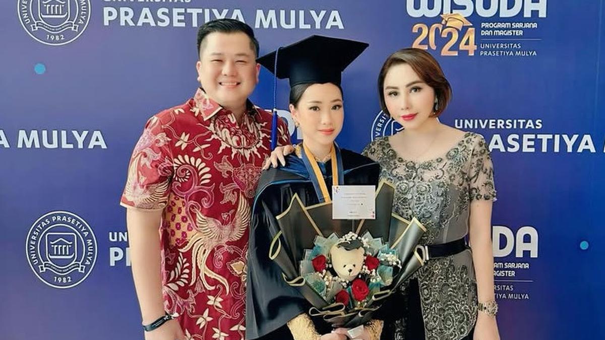 6 Potret Wisuda S1 Putri Sulung Femmy Permatasari Raih Predikat Cumlaude, Cantik Berkebaya Klasik Kuning