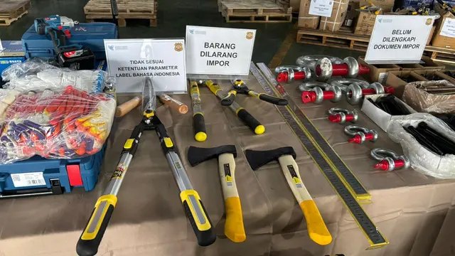 Menteri Perdagangan (Mendag) Budi Santoso menggelar ekspose produk-produk impor yang tidak sesuai ketentuan di Tangerang, Banten, Kamis (22/5/2025). (Foto: Liputan6.com/Tira Santia)