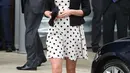 Kate Middleton masih memakai dress polkadot dengan panjang di atas lutut serta cardigan warna hitam di tahun 2013. (Foto: Shutterstock)