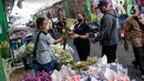 <p>Pedagang melayani pembeli bunga sedap malam di Pasar Bunga Rawa Belong. (Liputan6.com/Angga Yuniar)</p>