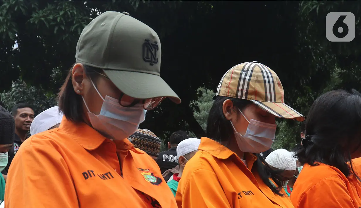Tersangka yang juga selebgram Lucinta Luna (kiri) menyaksikan pemusnahan barang bukti narkoba di Mapolda Metro Jaya, Rabu (19/2/2020). Barang bukti merupakan hasil temuan dijajaran Polres selama Januari 2020 seperti sabu, ganja, esktasi, heroin, happy five dan gorilla. (Liputan6.com/Herman Zakharia)