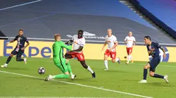 Gelandang Paris Saint-Germain (PSG), Angel Di Maria mencetak gol kedua untuk timnya ke gawang RB Leipzig pada partai semifinal Liga Champions di Estadio da Luz, Lisbon, Selasa (18/8/2020). PSG melaju ke final Liga Champions setelah mengandaskan Leipzig  3-0.  (David Ramos/Pool Photo via AP)