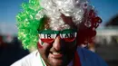 Suporter Iran bergaya sebelum menyaksikan laga grup B Piala Dunia melawan Spanyol di Kazan Arena, Kazan, Rabu (20/6/2018). (AFP/Benjamin Cremel)