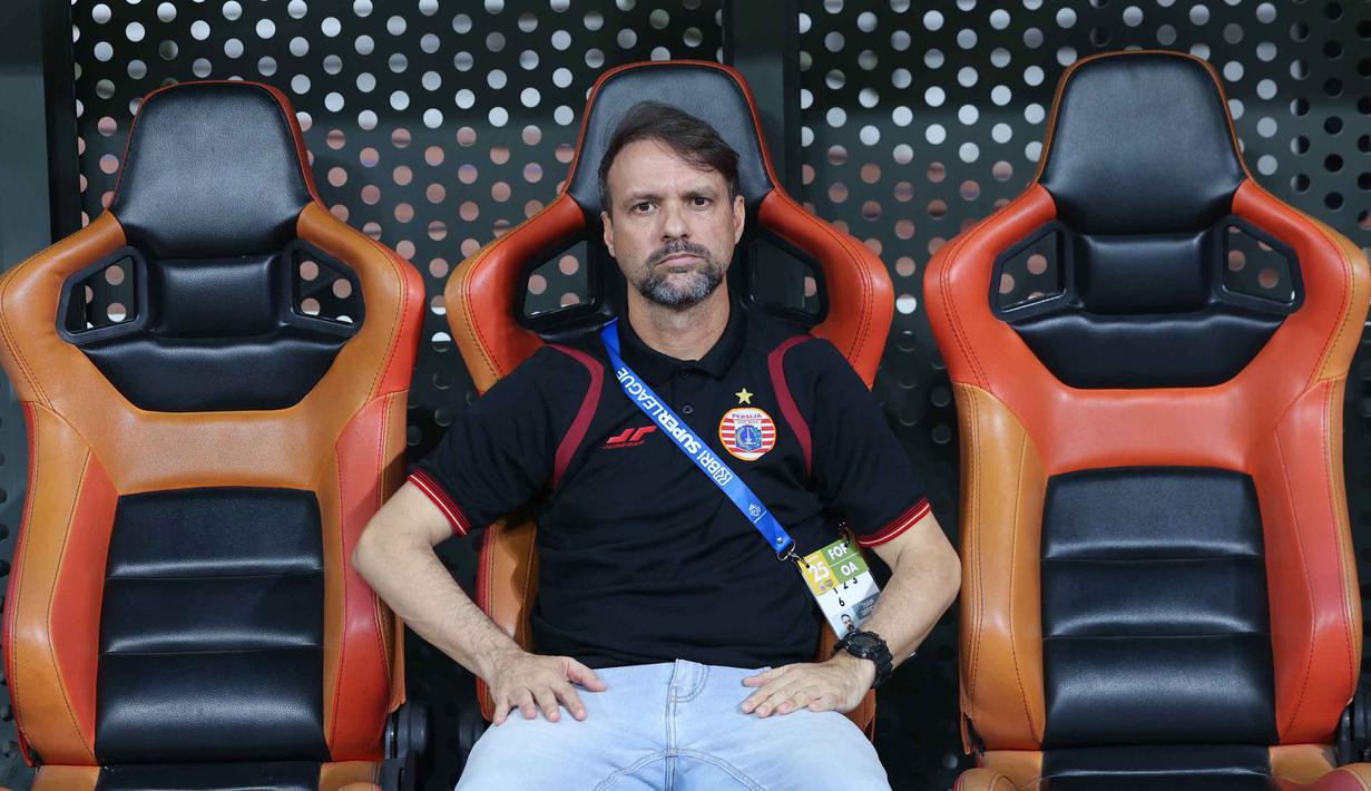 Hasil ini layak disesali oleh Persija Jakarta. Tim asuhan Mauricio Souza benar-benar gagal memanfaatkan situasi. Tampak dalam foto, ekspresi pelatih Persija, Mauricio Ferreira De Souza saat pertandingan lanjutan BRI Super League 2025/2026 melawan Dewa United Banten FC di Jakarta International Stadium (JIS), Minggu (15/3/2026) malam WIB. (Bola.com/M Iqbal Ichsan)