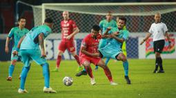 Pemain Persija Jakarta, Resky Fandi Wiriawan (tengah) berebut bola dengan pemain Madura United, Zulfiandi saat laga pekan ke-10 BRI Liga 1 2022/2023 antara Persija Jakarta melawan Madura United di Stadion Patriot Candrabhaga, Bekasi, Sabtu (17/9/2022). (Bola.com/Bagaskara Lazuardi)