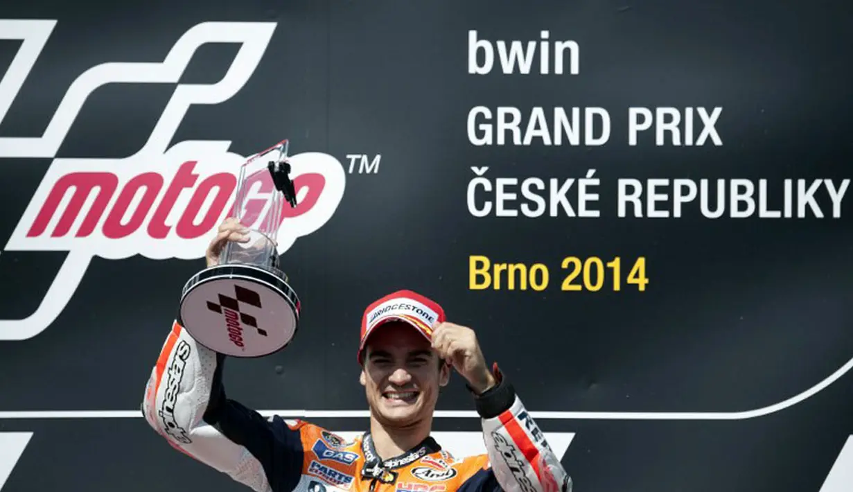 Dominasi Marc Marquez di ajang MotoGP 2014 dihentikan rekan setimnya, Dani Pedrosa, di Sirkuit Brno, Ceko, (17/8/2014). (AFP PHOTO/Michal Cizek)
