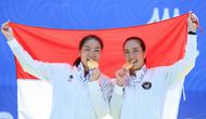 Petenis ganda putri Indonesia, Aldila Sutjiadi/Janice Tjen, berhasil merebut medali emas SEA Games 2025 setelah mengalahkan pasangan Thailand, Mananchaya Sawangkaew/Peangtarn Plipuech, di National Tennis Development Center, Nonthanburi, pada Jumat (19/12/2025). (NOC Indonesia)